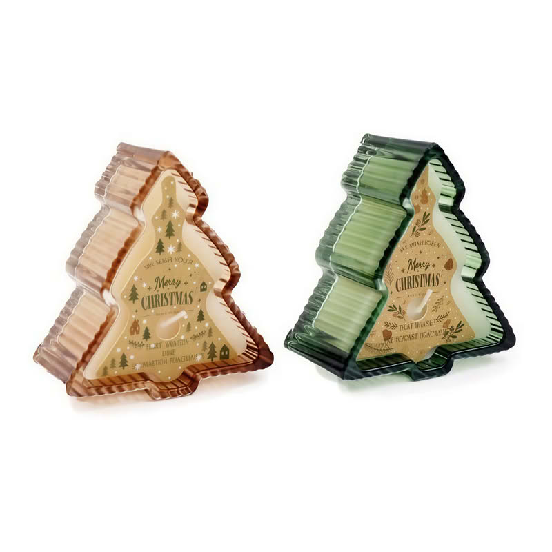 Candela di Natale profumata a forma di albero in 2 varianti assortite: color ambra con profumo eucalipto o verde con profumo foresta di pini, ideale come pensierino di Natale